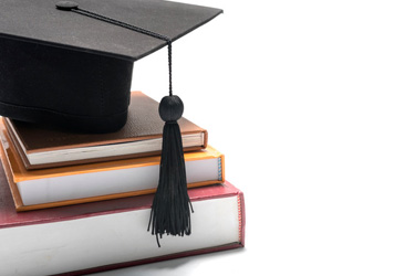Absolventom škôl vzniknú povinnosti voči Sociálnej poisťovni až po tom, ako začnú pracovať student