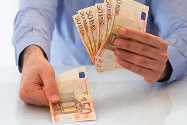 Zamestnávatelia pri minimálnej mzde žiadali postupný nárast percenta automatu tt_muz-s-50-eurovymi-bankovkami-v-ruke (2)