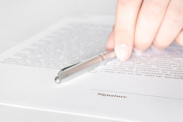 Pracovný pomer dohodnutý na dobu určitú a jeho prekvalifikovanie na dobu neurčitú  tt_podpis-dohody-02-2022 (1)